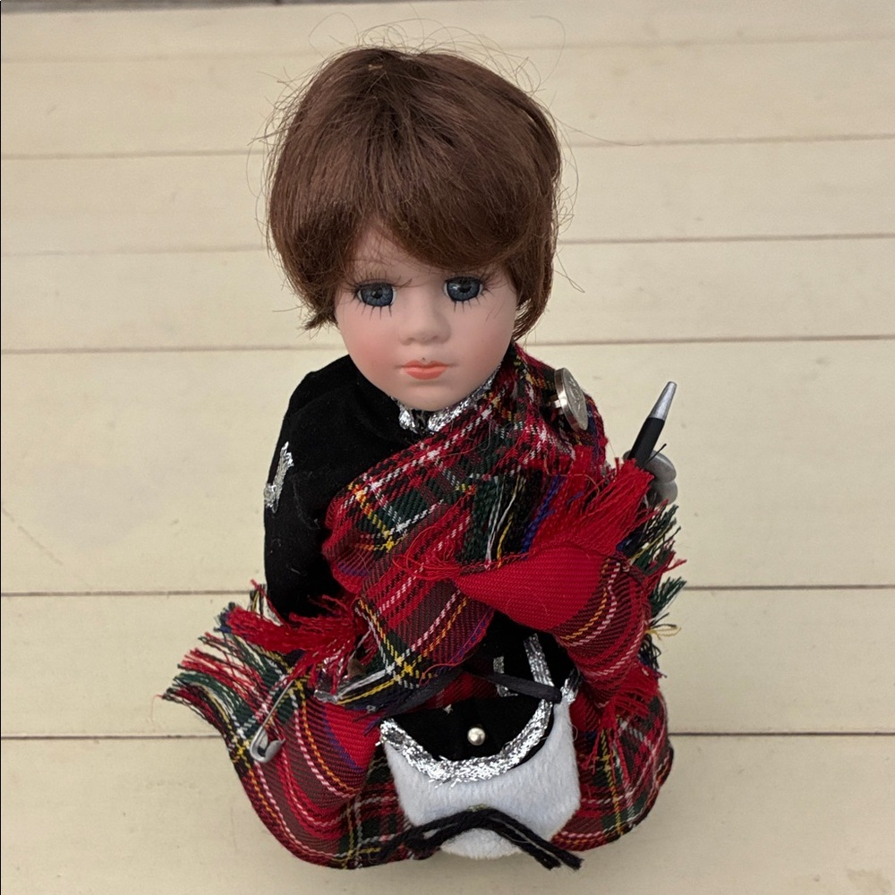 Leonardo Collection porcelain collector named The  Piper,in Highland regalia